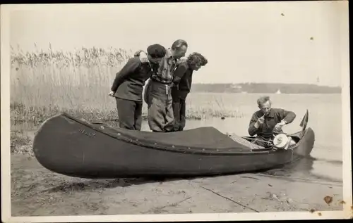 Foto Ak Gruppenbild am Ufer, Reparatur eines Bootes, Hatty and Mac Deece