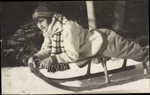 Foto Ak Frau fährt Schlitten, Schal, Winterjacke, Hatty and Mac Deece