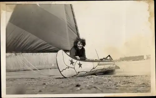 Foto Ak Frau am Indianer-Boot, Ufer, Segelboot, Hatty and Mac Deece