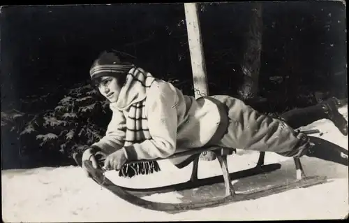 Foto Ak Frau fährt Schlitten, Schal, Winterjacke, Hatty and Mac Deece