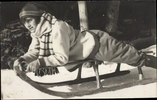 Foto Ak Junge Frau fährt Schlitten, Schal, Winterjacke, Hatty and Mac Deece