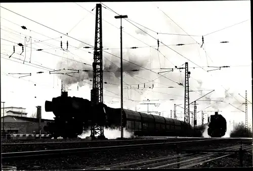 Foto Ak Lehrte in Niedersachsen, Eisenbahnen des Bw Lehrte in der Ausfahrt Lehrte Rbf, Bahnhof