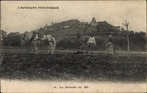 Ak L'Auvergne Pittoresque, la Semaille du Ble, Bauern mit Pferdepflug auf dem Feld