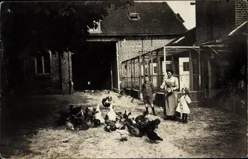 Foto Ak Frau mit Kindern füttert Hühner auf einem Bauernhof