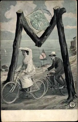 Buchstaben Ak M, Paar beim Ausflug auf dem Fahrrad am Wasser