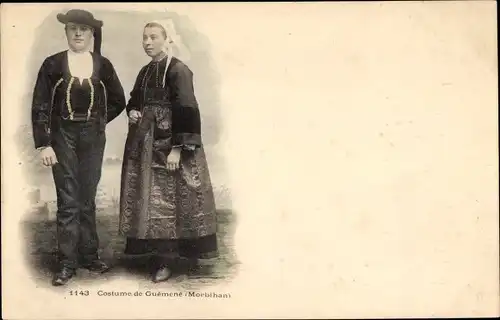 Ak Guemene Morbihan, Mann und Frau in bretonischen Trachten