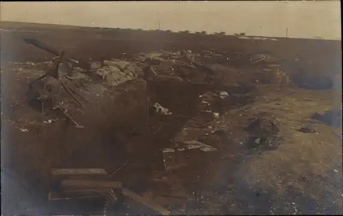 Foto Ak Blick auf einen Schützengraben, Maschinengewehr, Kisten, I WK