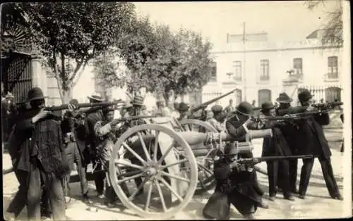 Foto Ak Südamerika ?, Männer mit angelegten Gewehren, Kanone