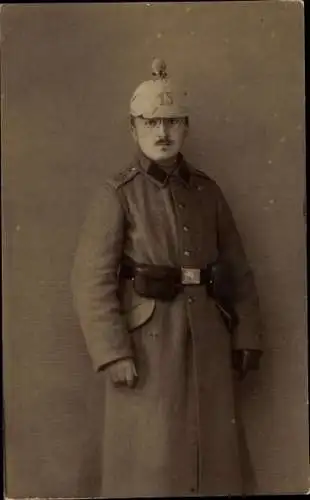 Foto Ak Deutscher Soldat in Uniform, Standportrait, Mantel, Regiment 15