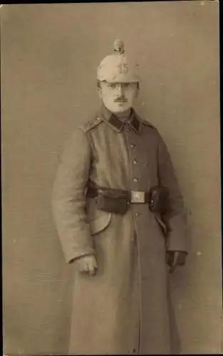 Foto Ak Deutscher Soldat in Uniform, Standportrait, Mantel, Regiment 15