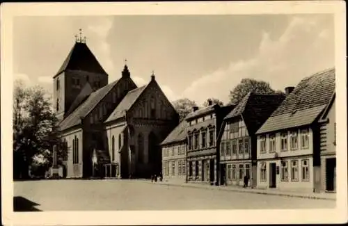 Ak Plau am See Mecklenburg, Straßenpartie mit Kirche