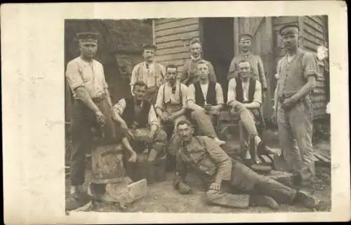 Foto Ak Deutsche Soldaten in Uniformen vor einer Holzhütte, I WK