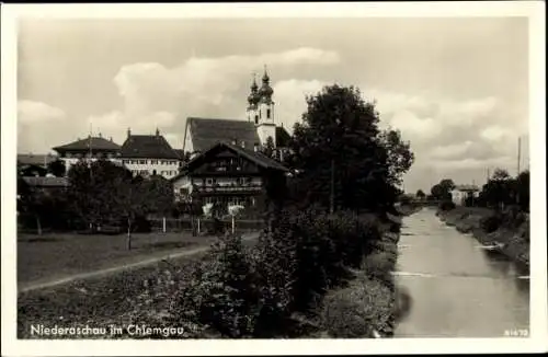 Ak Niederaschau Aschau im Chiemgau Oberbayern, Flusspartie, Teilansicht mit Kirche