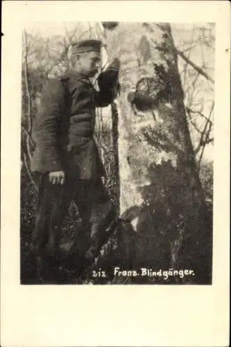 Ak Deutscher Soldat in Uniform, französischer Blindgänger steckt in einem Baum, I WK