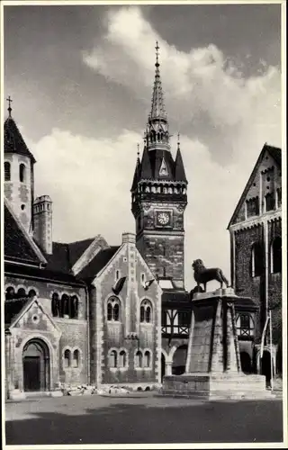 Ak Braunschweig in Niedersachsen, Burgplatz, Löwenstatue von hinten, Uhrturm