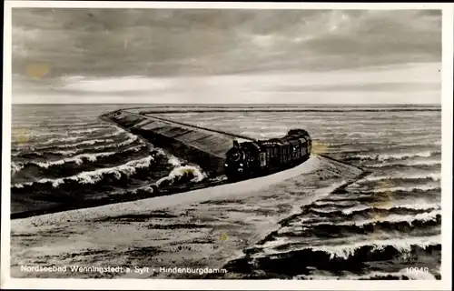 Ak Sylt in Nordfriesland, Lokomotive auf dem Hindenburgdamm