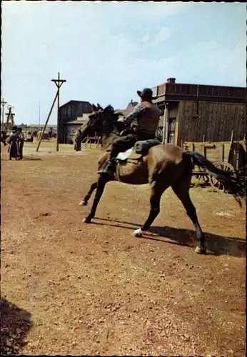 Ak Filmszene Winnetou II. Teil, Pferd im Gallop, Ponca Häuptling steckt Forresters Öllager in Brand