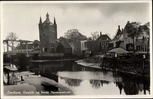 Ak Zierikzee Zeeland, Gezicht op beide Havenpoorten