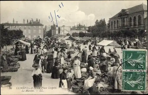 Ak Luneville Meurthe et Moselle, La Place Leopold, Le Marche