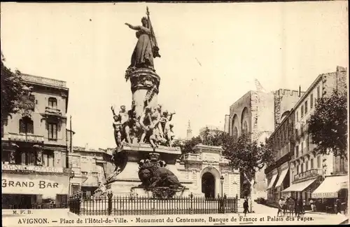 Ak Avignon Vaucluse, Hôtel de Ville, Monument du Centenaire, Banque de France, Palais des Papes