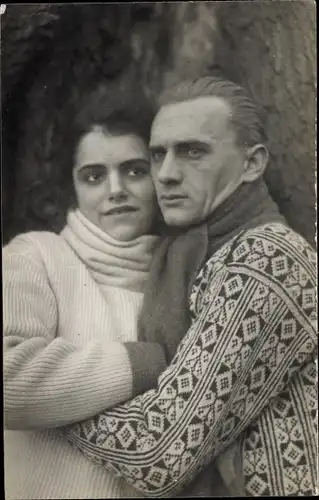 Foto Ak Mann und Frau in Strickpullovern, Umarmung, Portrait