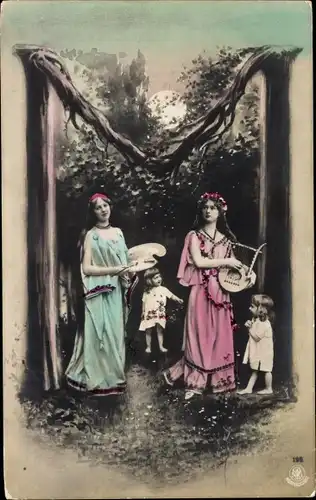 Buchstaben Ak M, Frauen mit Malerpalette und Handharfe, Kinder