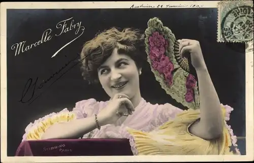 Ak Schauspielerin Marcelle Fabry, Portrait mit Fächer