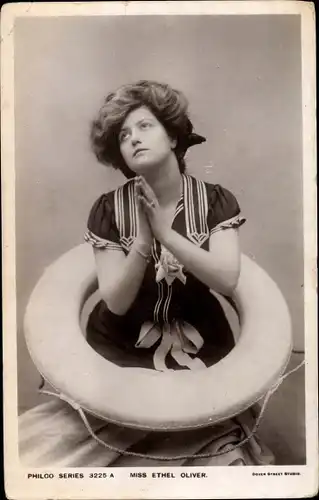 Ak Schauspielerin Ethel Oliver, Portrait mit Rettungsring