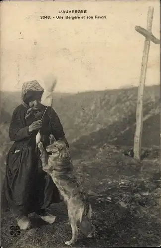 Ak L'Auvergen, Une Bergere et son Favori, Frau mit Hund