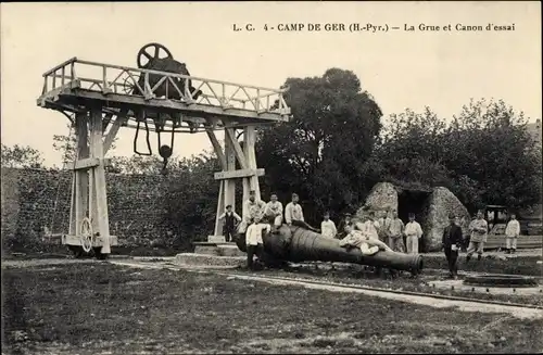 Ak Camp de Ger Pyrenees Atlantiques, la Grue et le Canon d'essai