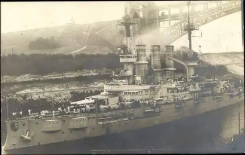 Foto Ak Deutsches Kriegsschiff passiert Hochbrücke, Nord Ostsee Kanal, Kaiserliche Marine