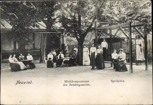 Ak Neuwied am Rhein, Mädchenpensionat der Brüdergemeinde, Spielplatz, Schaukel, Frauen