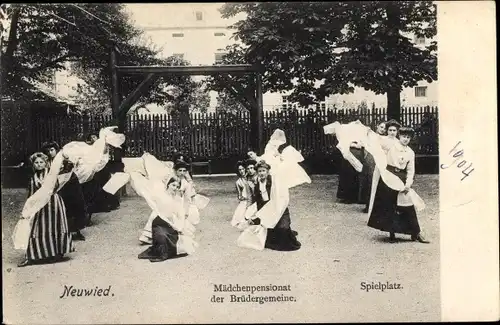 Ak Neuwied am Rhein, Mädchenpensionat der Brüdergemeinde, Spielplatz, tanzende  Frauen mit Tüchern