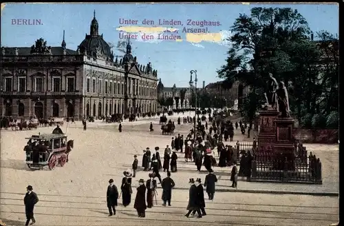 Ak Berlin Mitte, Unter den Linden, Straßenpartie, Passanten, Kutschen, Denkmal