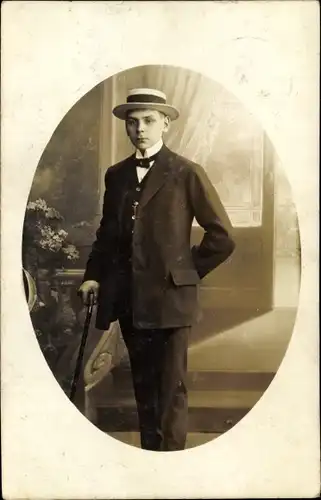Foto Ak Heeren Kamen in Westfalen, Junger Mann im Anzug mit Hut und Stock