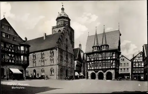 Ak Alsfeld in Hessen,  Marktplatz, Kirchturm, Fachwerkhäuser