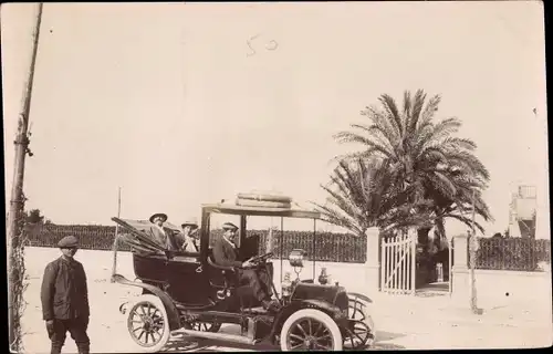 Foto Ak Personen in einem Automobil mit offenem Verdeck