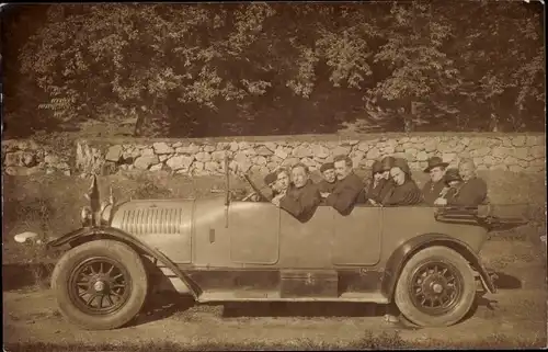 Foto Ak Personen in einem Automobil mit offenem Verdeck