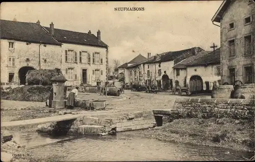 Ak Neuves Maisons Meurthe et Moselle, place, fontaine, Dorfplatz, Wasserlauf