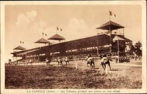 Ak La Capelle Aisne, Les Tribunes pendant une course au trot monte