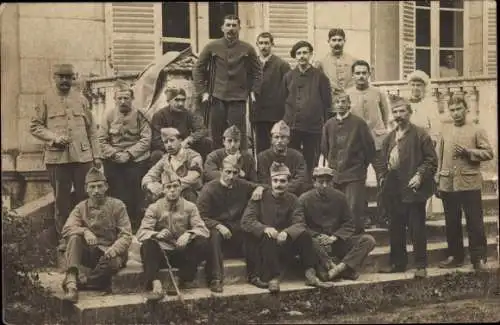 Foto Ak Ain, Gruppenbild der Männer, Treppe, Haus