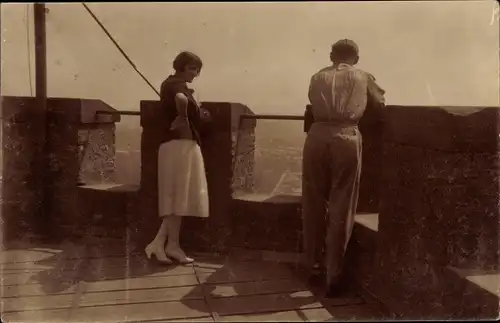 Foto Ak Ehepaar, Aussichtsturm, Panorama von einem Ort, Frau-Portrait, Hatty and Mac Deece