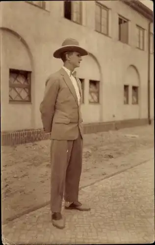 Foto Ak Standportrait eines Mannes im Anzug, Hut, Haus, Hatty and Mac Deece