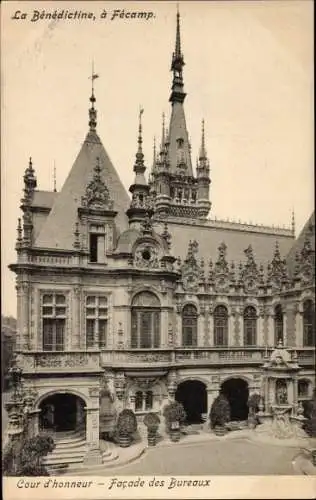 Ak Fécamp Seine Maritime, La Benedictine, Cour d'honneur