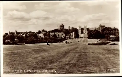 Ak Windsor Berkshire England, Windsor Castle from Long Walk