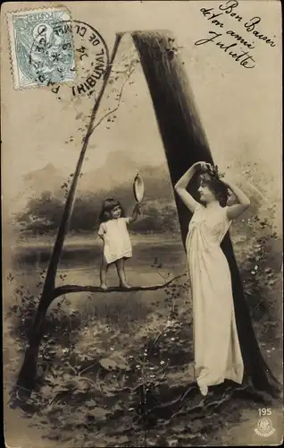 Buchstaben Ak A, Mädchen hält Frau in Kleid den Spiegel, Portrait