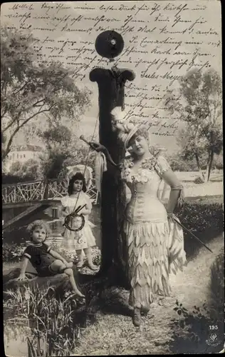 Buchstaben Ak I, Frau im Korsett mit Kindern