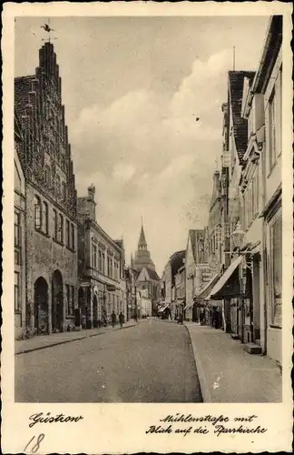 Ak Güstrow in Mecklenburg, Mühlenstraße mit Blick auf die Pfarrkirche