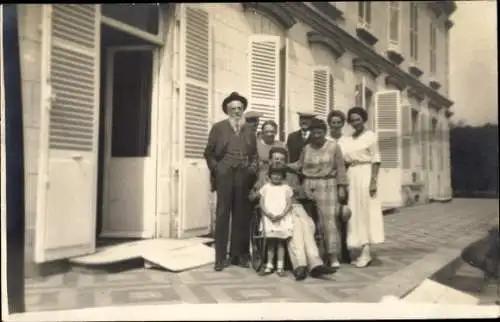 Ak Magny en Vexin Val-d’Oise, Château du Gueptont, Portrait de Famille sur le Porche