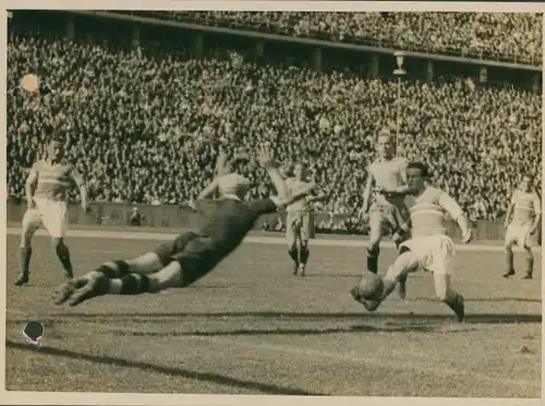 Foto Berlin Charlottenburg Westend, Fußballmannschaft Blau Weiss Berlin gegen Wien 1942